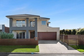 Surfside Haven - 100m to beach - sleeps 12!, Ocean Grove